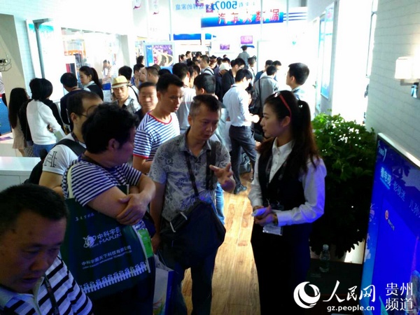 圖為貴州網絡廣電公司展區眾多市民觀展。