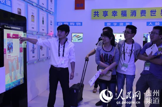 圖為工作人員進行3D體感試衣展示。王欽 攝