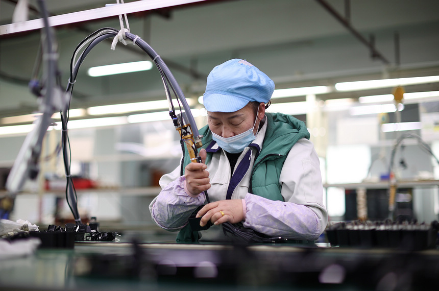 2月10日，工人在加工車間生產線上趕制訂單。