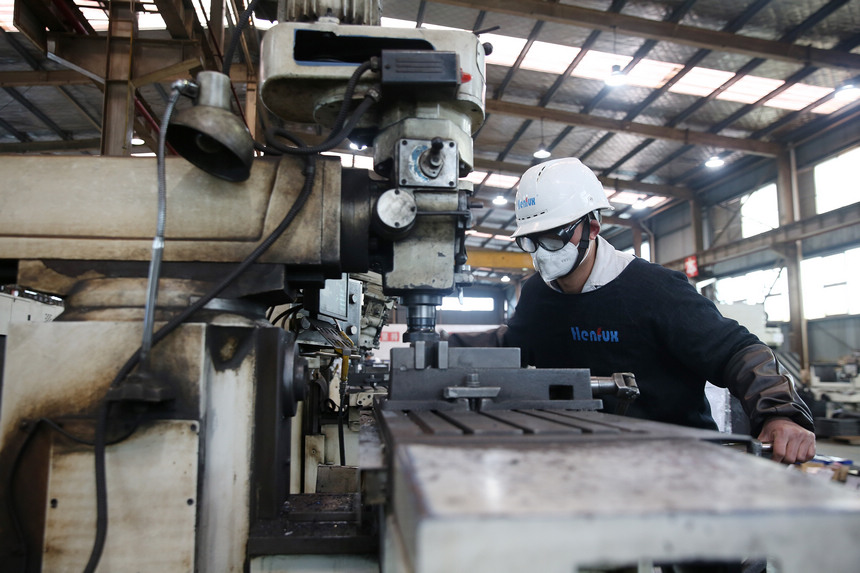 2月10日，工人在生產車間工作。