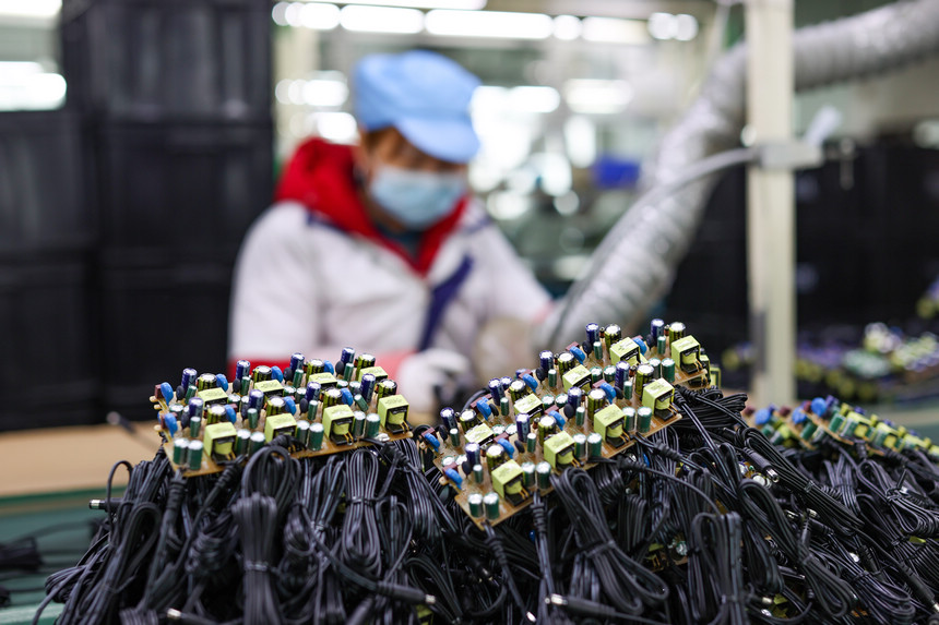 2月10日，工人在加工車間生產線上趕制訂單。