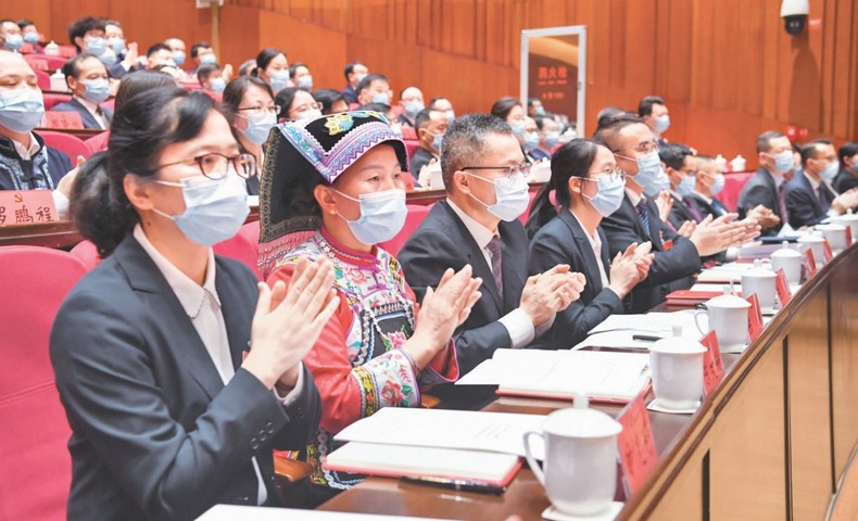 精彩的報告贏得代表熱烈的掌聲。