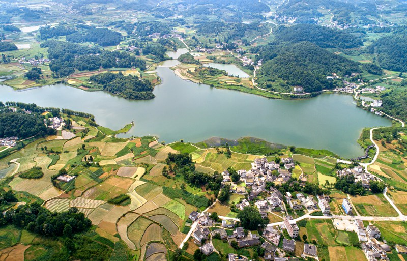 2022年6月21日拍攝的貴州省黔西市綠化白族彝族鄉大海子村（無人機照片）。