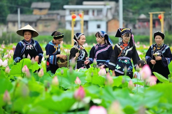 少數民族同胞歡度“六月六”。