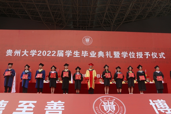 為獲表彰學生代表頒發獲獎證書及獎品。