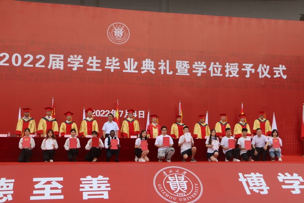 4.為擔任“校友工作班級聯絡員”的代表頒發聘書。