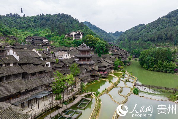 航拍烏江寨。人民網 涂敏攝