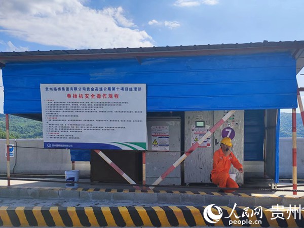 工人作大橋合龍前最后準備工作。人民網 李麗萍攝