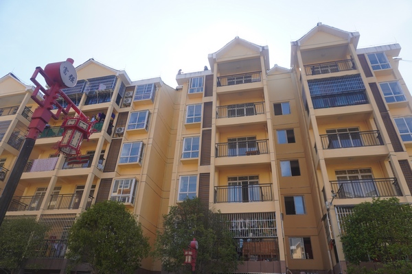 女子欲跳樓輕生現場。圖片由銅仁消防提供