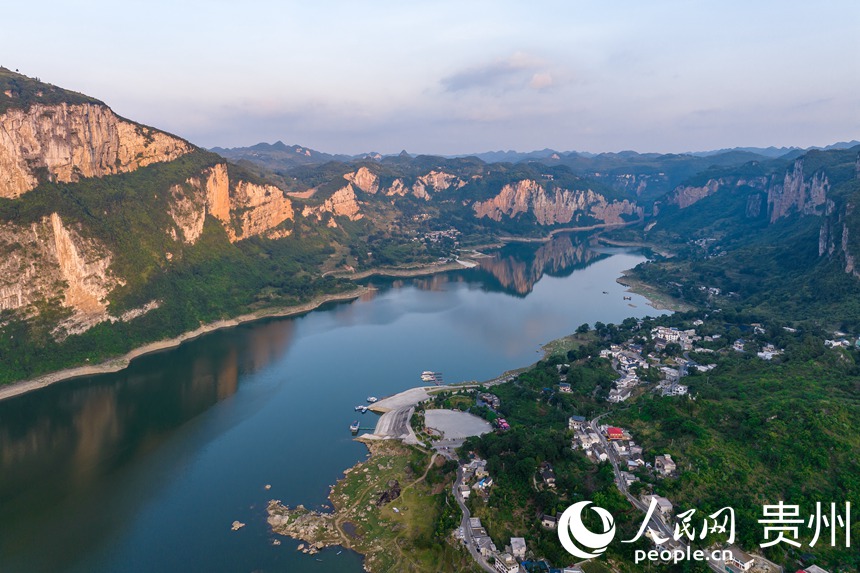 航拍貴州省畢節市黔西市新仁苗族鄉化屋村。人民網 涂敏攝