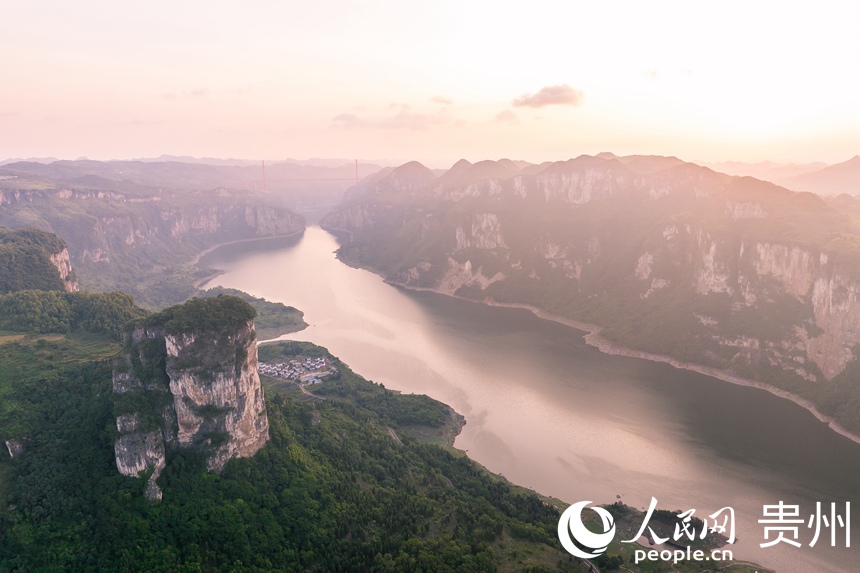 航拍貴州省畢節市黔西市新仁苗族鄉化屋村。人民網 涂敏攝