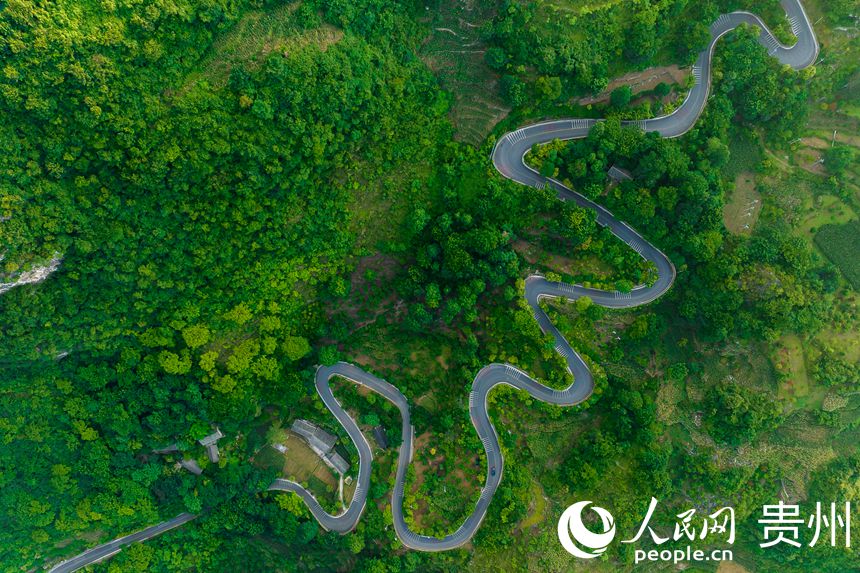 航拍化屋村的鄉村公路。人民網 涂敏攝