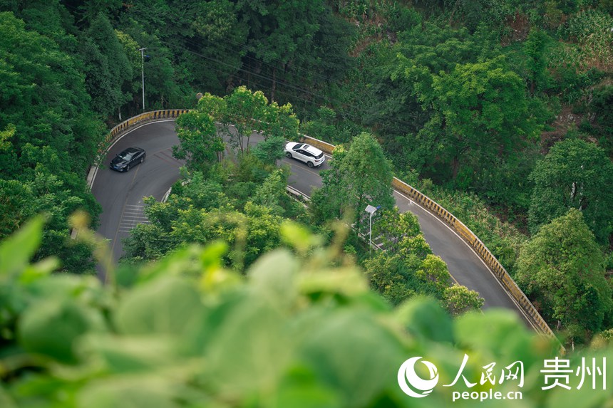 化屋村的鄉村公路。人民網 涂敏攝