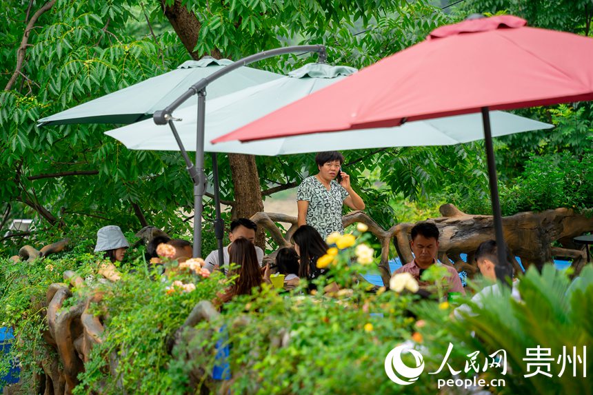 化屋村內游客爆滿的農家樂。人民網 涂敏攝