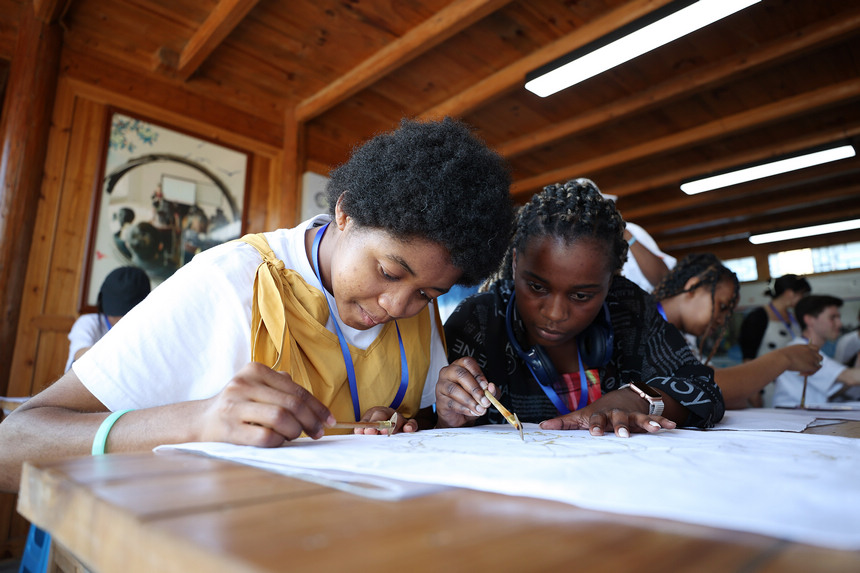 7月21日，留學生在學習苗族蠟染繪畫。