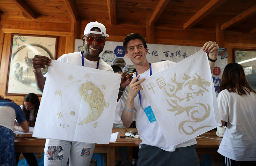 7月21日，留學生展示自己的蠟畫作品。