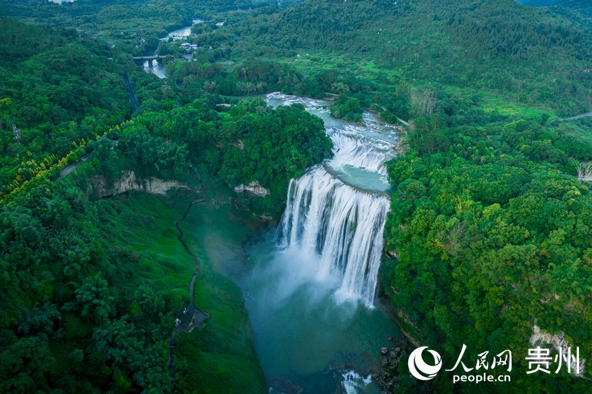 蜿蜒流淌的白水河與黃果樹大瀑布。人民網 涂敏攝