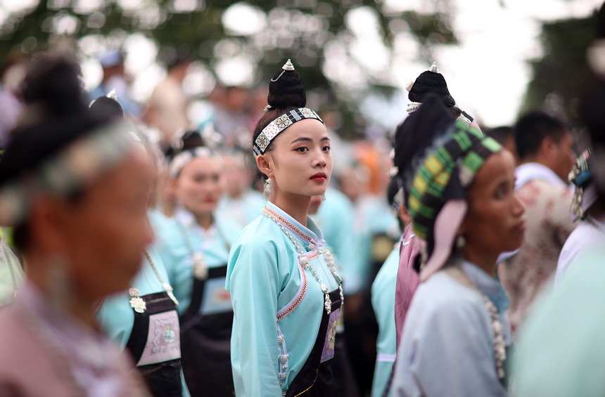 8月5日，身著節日盛裝的苗族村民參加爬坡節。