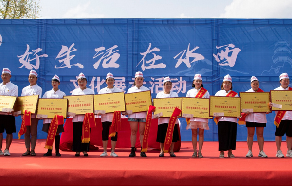 為獲獎代表頒獎。主辦方供圖