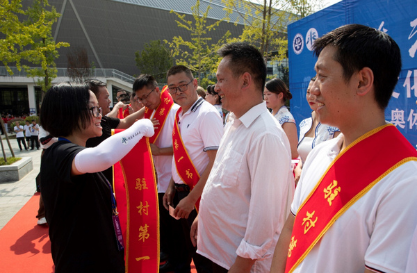 為優秀工作者佩戴綬帶。 主辦方供圖