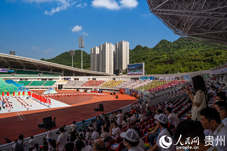 開幕式現場，各代表隊入場。人民網 涂敏攝