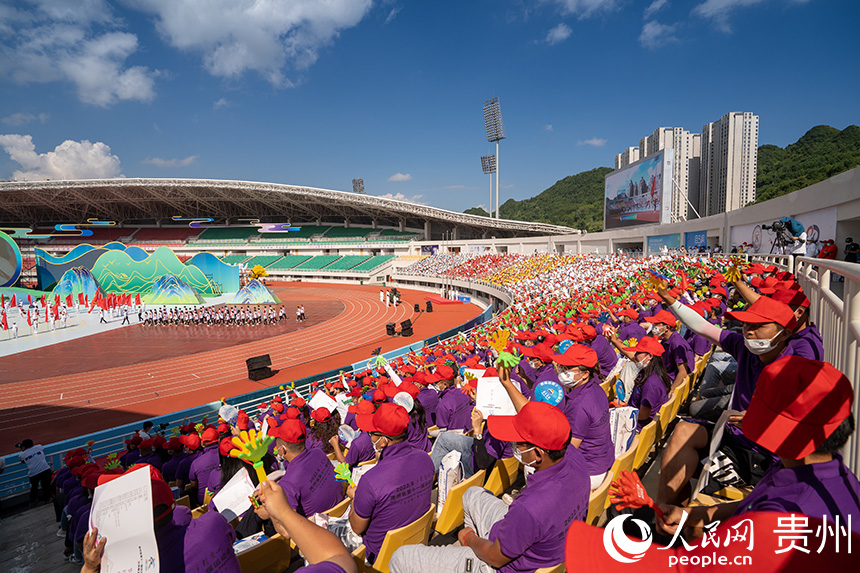 開幕式現場，觀眾歡迎參各代表隊入場。人民網 涂敏攝