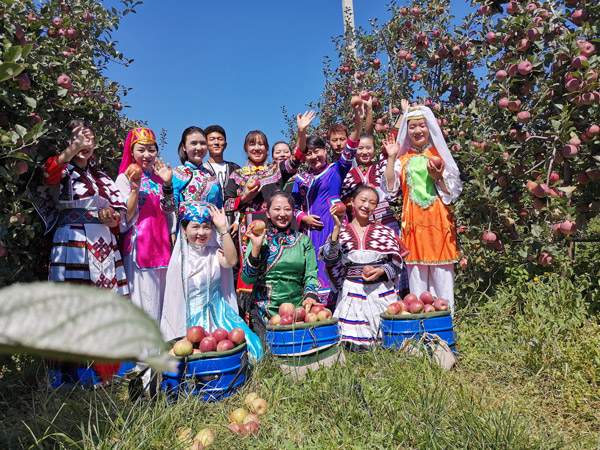 各族同胞在威寧自治縣迤那鎮海升蘋果基地采摘蘋果。
