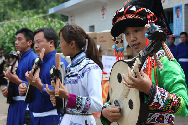 6威寧自治縣少數民族教師為師生表演彝族傳統樂器—月琴
