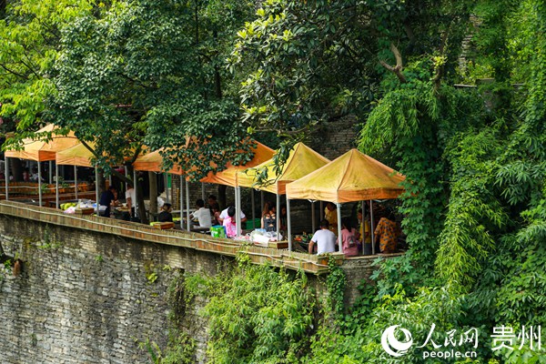 車田村里生意火爆的農家樂。人民網 陽茜攝