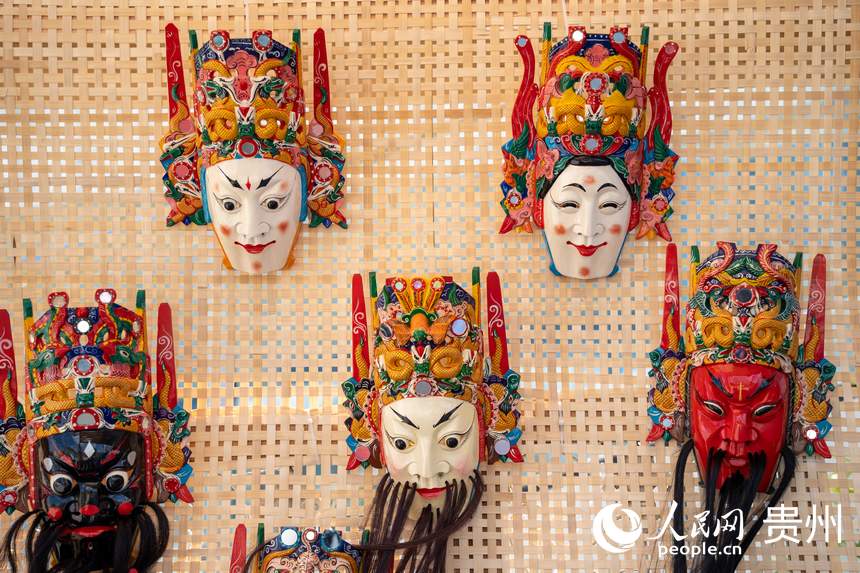 山地生活消費與非遺傳承展現場展示的非遺技藝安順木雕作品。人民網 涂敏攝