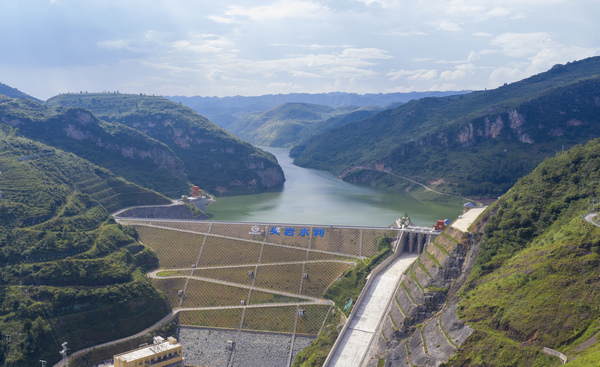 1夾巖水利樞紐工程已蓄水的庫區大壩俯瞰。李學友攝