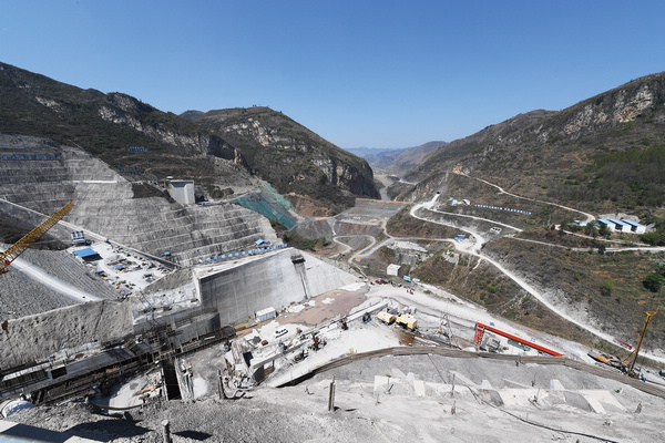 2夾巖水利樞紐工程建設中的庫區大壩俯瞰。李學友攝