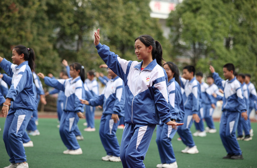 8月25日，學生在體育課上學跳“錦雞舞”。