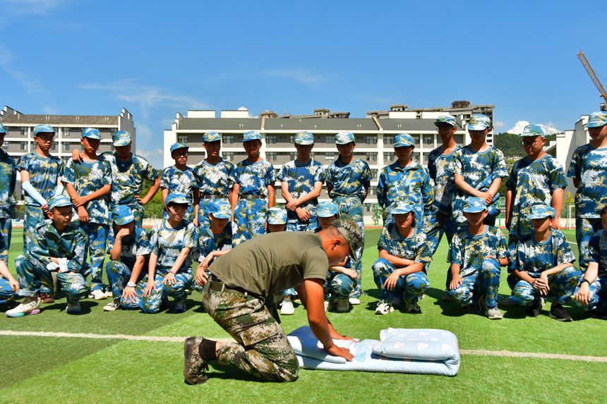 8月27日，教官在大方金塔英才學校給新生演示疊軍被。陳錦川攝