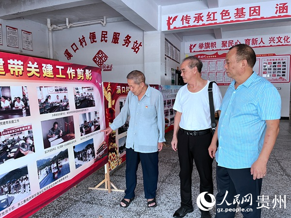 郭定武正在介紹溪口村關工委基本情況（左一）。人民網 陳潔泉攝