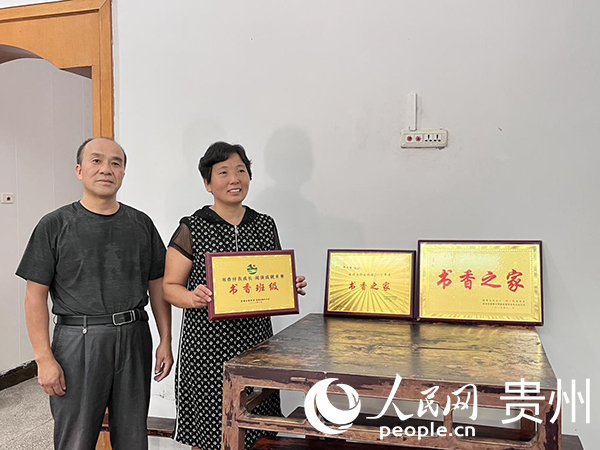 “書香之家”邵文國和妻子。人民網 陳潔泉攝