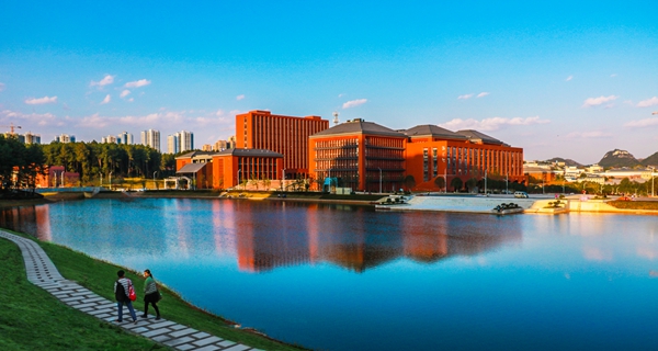 2.百廿貴大，弦歌不輟。