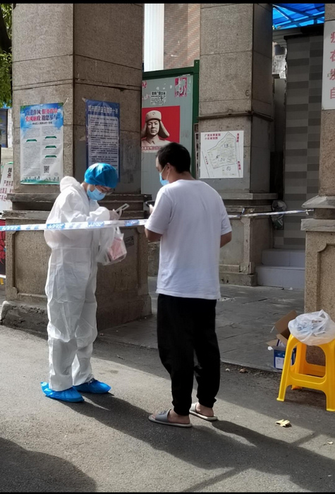 簡瑞在抗疫一線。