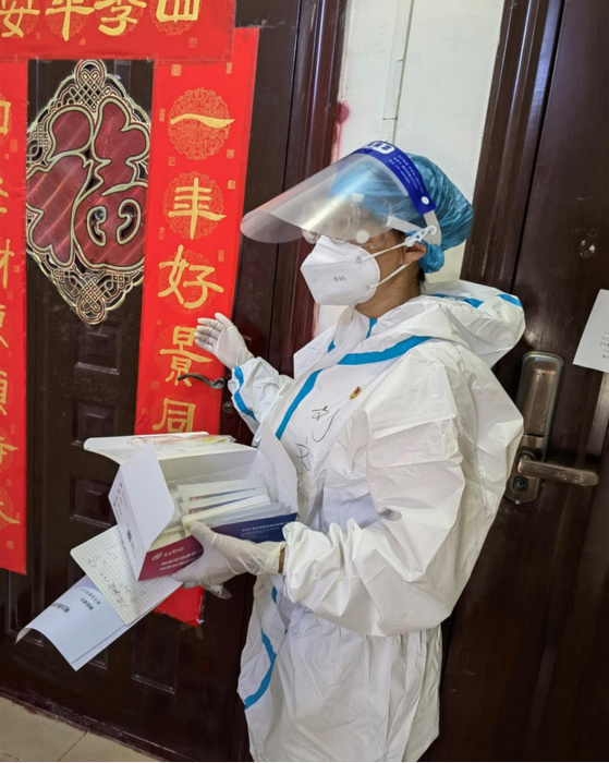 建行貴州省分行志愿者劉文謙正在上門開展志愿服務。