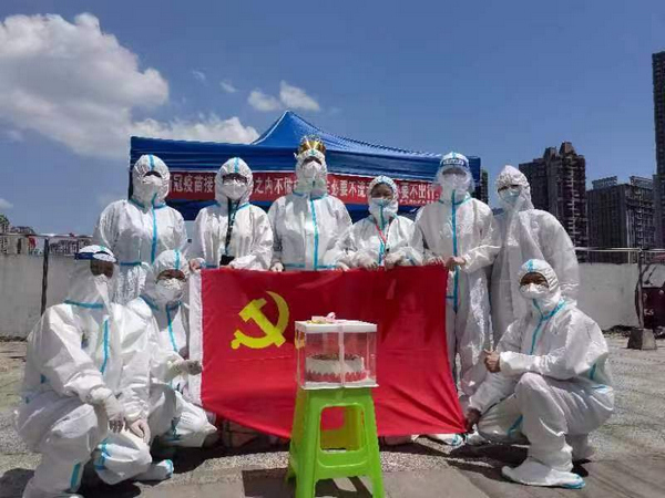 3觀山湖區觀山小區抗疫一線的志愿者。志愿者本人提供