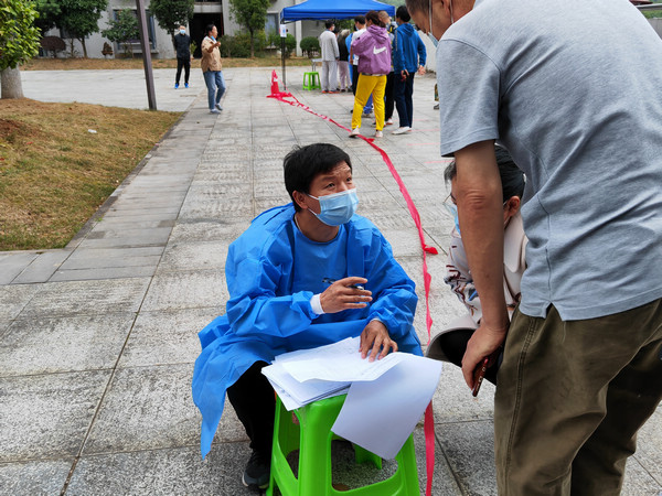 志愿者石用超正在詢問并登記居民信息。張雷攝