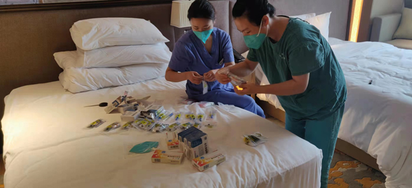 劉平（右一）和同事吳婷穎正在做核酸采集前期準備工作。受訪者供圖