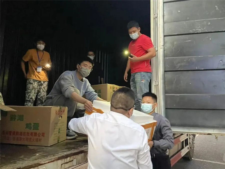 觀山湖區文體廣電旅游局給酒店搬運物資。