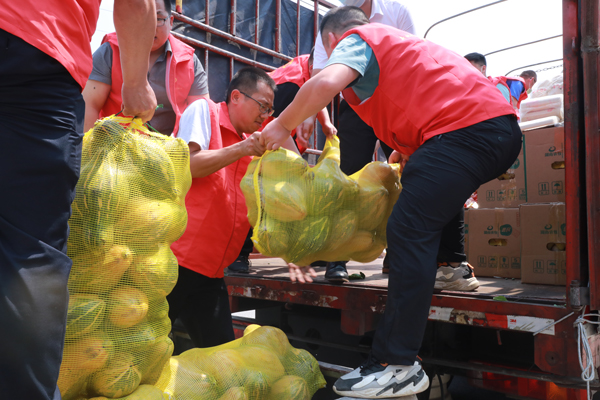 志愿者正在裝車。