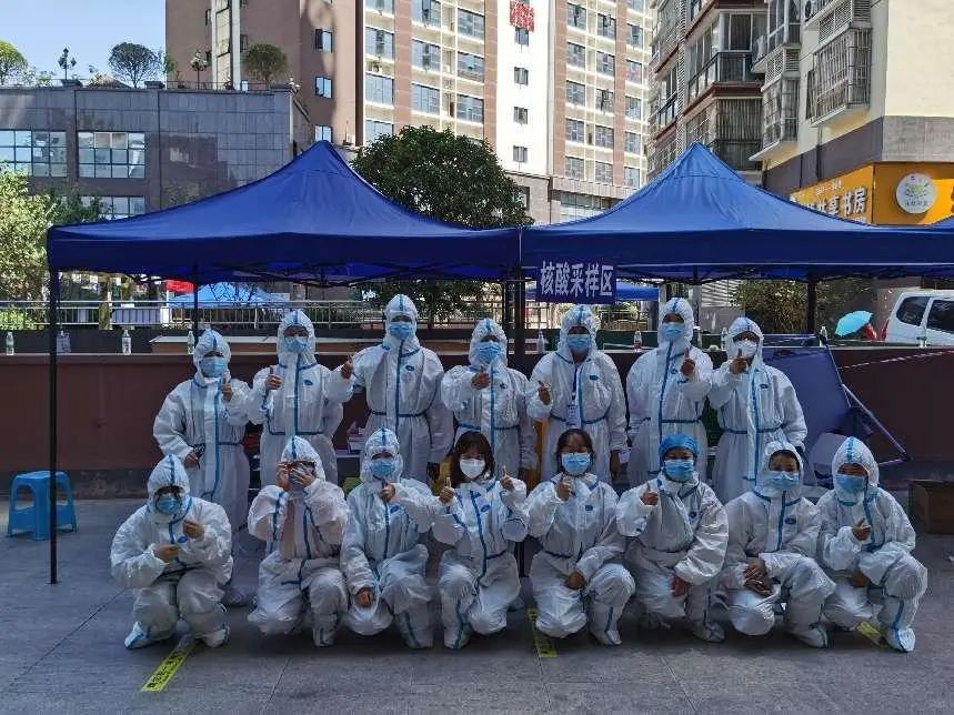 王紅和志愿者們合影。