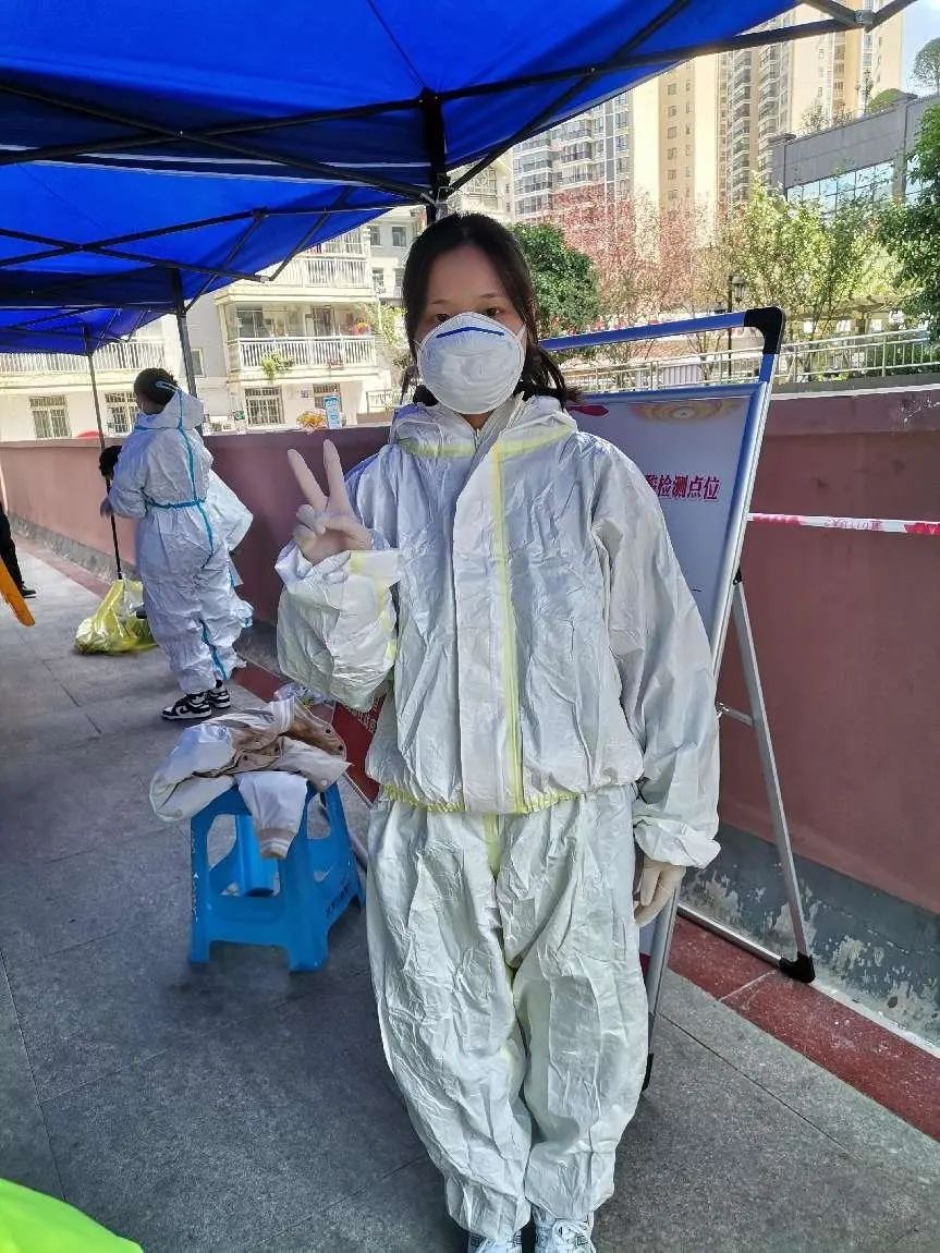 王紅在志愿者服務現場。