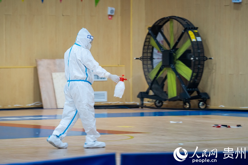 工作人員正在對接收樣本區進行消殺。人民網 涂敏攝