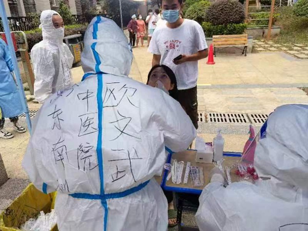 正在為居民采集核酸的歐文武。受訪者供圖