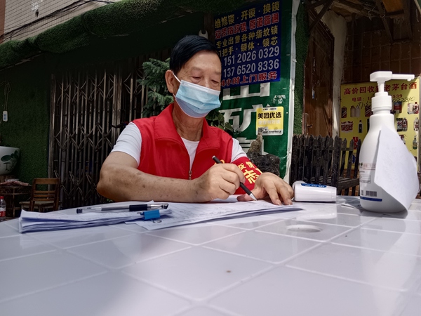 1 圖為退休干部高立華堅守在疫情防控一線。