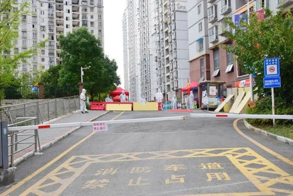 中壩幸福小區出口卡點。